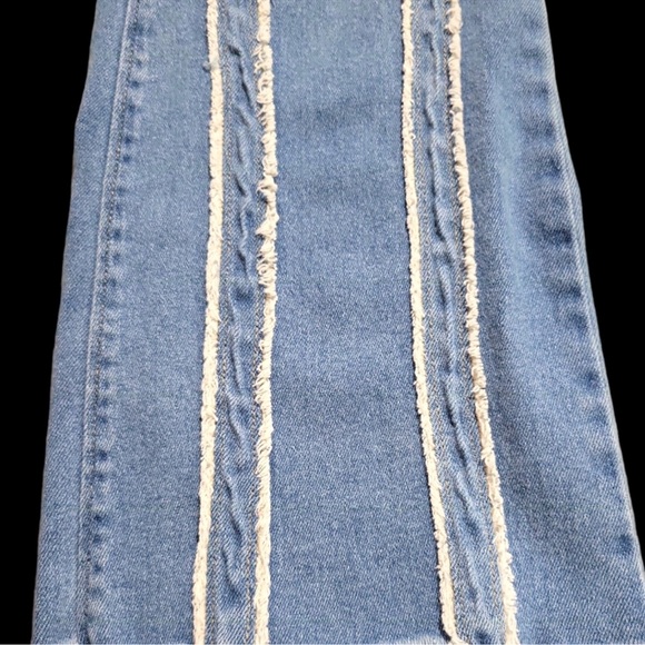 Wild Fable Women's Low-Rise Flare Jeans Raw Seam Size 16 Blue Boho Hippie Denim - Picture 5 of 10